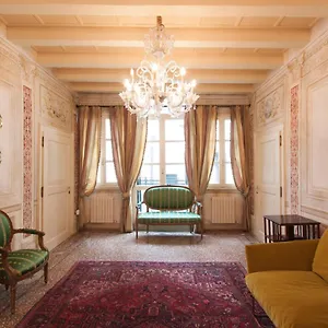 Explore From A Sophisticated Hideaway In San Polo Venice